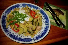 Gem&uuml;se-Sp&auml;tzle-Pfanne mit Thunfisch