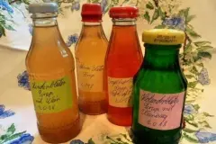 Sirup aus Bl&uuml;ten und Kr&auml;utern