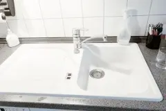 Wei&szlig;e Granitsp&uuml;le reinigen