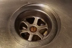 Abfluss mit Geschirrsp&uuml;ltab freimachen