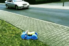 Kinderspielzeug am Gehweg: Ein Versuch, Raser zu stoppen