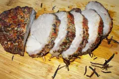 Schweinelachs mit bunter Pfefferkruste aus dem Backofen