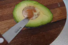 Feste Avocados vom Kern trennen