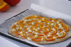 K&uuml;rbis-Flammkuchen mit Feta &ndash; vegetarisch