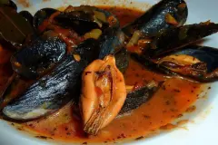 Miesmuscheln in Tomaten-Rotwein-So&szlig;e