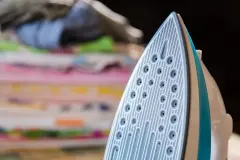 Stark verschmutzte B&uuml;geleisensohle effektiv reinigen