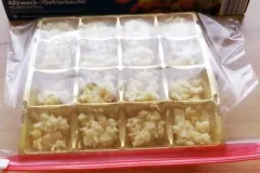 Klein gehackten Knoblauch einfrieren