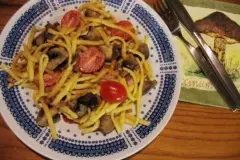 Sp&auml;tzle-Pfanne mit Pilzen und Schinken