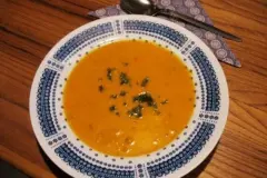 K&uuml;rbis-Karotten-Cremesuppe mit Hackfleisch