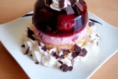 Schwarzw&auml;lder-Kirsch-Dessert auf Biskuit