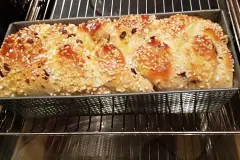 Hefezopf mit Topfen und Rosinen
