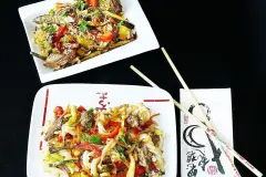 Lauwarmer asiatischer Rindfleischsalat & asiatische Rindfleischpfanne