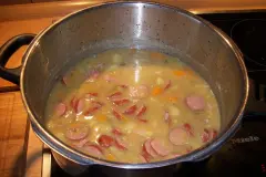 Hausgemachte Erbsensuppe