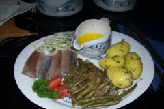 Matjes mit Petersilienkartoffeln und gr&uuml;nen Speckbohnen