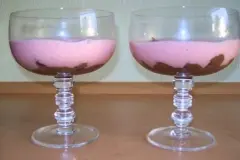 Mousse au Chocolat mit fruchtigem Sektschaum