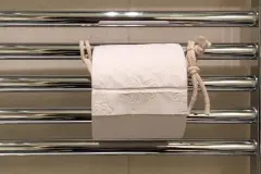 Toilettenpapier-Halter im kleinen Bad