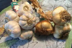 W&uuml;rzen mit ger&auml;uchertem Knoblauch