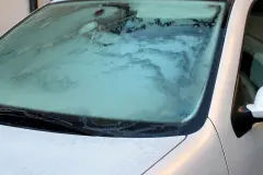 Zugefrorene Autoscheiben mit Salz abtauen