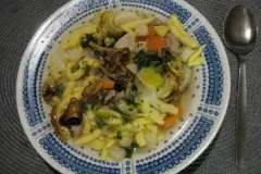 Deftiger Gem&uuml;setopf mit Schweinefleisch und Sp&auml;tzle