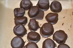 Rumpflaumen-Pralinen & Pflaumen in Rum im Fr&uuml;hst&uuml;cksglas