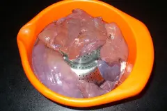 Frische Leber abtropfen lassen