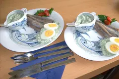 Grie So&szlig; (Gr&uuml;ne So&szlig;e) mit Eiern und frischen Matjes