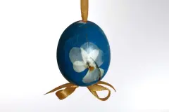 Ostereier dekorativ am Band aufh&auml;ngen