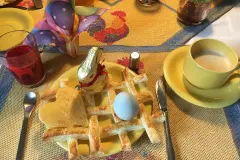 Gebackenes Osternest aus Bl&auml;tterteig mit Ei-Herz