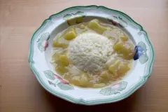 Rhabarber-Kaltschale mit Vanillereis
