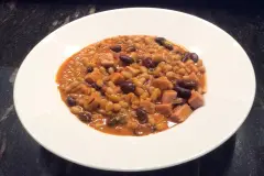 Bohnen-Gulasch mit wei&szlig;en Bohnen