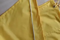 Um den Windschutz oben links = weit &uuml;ber Kopfh&ouml;he schnell (!) und ohne jedes Mal eine Leiter zu holen ein- und auch wieder abzuh&auml;ngen, fiel mir die lange Stange ein, mit der im Kaufhaus Textilien von einer hohen Wand abgeh&auml;ngt werden.