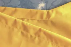 Im oberen Bereich des Bildes sieht man eine ausgearbeitete &bdquo;Ecke&ldquo; des Windschutzes von der linken Stoffseite her.