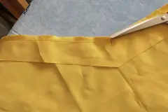 Dieser Beleg wird mit normalem N&auml;hmaschinengarn an den Oberstoff des Windschutzes gen&auml;ht, um diese zu verst&auml;rken, weil ja hier sp&auml;ter &Ouml;sen eingeschlagen werden m&uuml;ssen.