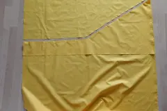 Um einen die Kante verst&auml;rkenden Beleg zu erhalten, der die identische, eckige Form haben muss, habe ich den Stoff im oberen Teil &uuml;ber ca. 50 cm H&ouml;he doppelt gelegt und dann in Form geschnitten.