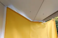 Ein Windschutz aus blickdichtem und wetterfesten Material in freundlicher Farbe: Hier zu sehen, fertig gen&auml;hte Oberkante des Windschutzes.