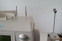 Damit der Faden noch besser gef&uuml;hrt wird, ist bei meiner Maschine an dem hochgezogenen Griff eine Kerbung vorgesehen, durch die hindurch man den Faden zus&auml;tzlich einf&auml;deln kann. Mal gucken, ob das bei euch auch m&ouml;glich ist!