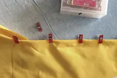 Die Kante zur Vorbereitung auf das anschlie&szlig;ende Absteppen heften. Dazu habe ich Wonder Clips verwendet, die das Material nicht &bdquo;l&ouml;chern&ldquo; k&ouml;nnen und sich sehr viel bequemer und schneller als Stecknadeln verwenden lassen.