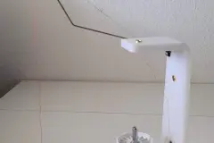 Wenn ich beim gleichen Projekt auch oft zum normalen Garn auf kleinerer Rolle wechseln m&ouml;chte, verwende ich auch diesen Garnrollenhalter, stecke aber die beiliegende runde Scheibe mit der abgerundeten Seite nach unten, oben auf diese Garnrolle.