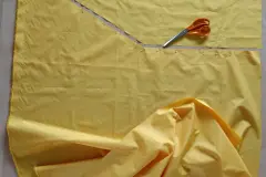 Von der sp&auml;ter richtigen Seite des Windschutzes aus gesehen liegt die Stofflage f&uuml;r den Besatz unten drunter.
