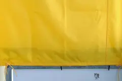 Am unteren Ende wird der Windschutz an beiden Seiten mit einem schmalen farblich passendem Tauwerk an der Balkonbr&uuml;stung verankert.