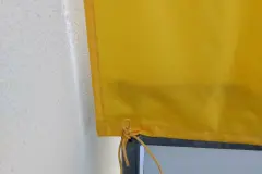 Zwecks Befestigung hat mich die Tatsache gerettet, dass in der Metallverstrebung der Br&uuml;stung rechts und links ein Loch gebohrt war, durch das dann das im Durchmesser angepasste Tauwerk hindurch passen w&uuml;rde!
