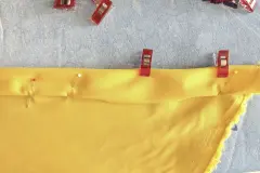 Der Unterrand des Belegs wird zu einem Saum umgelegt und (leider) gesteckt, denn Wonder Clips halten ja nur an einem Stoffrand und nicht im Innern eines Stoffst&uuml;cks.
