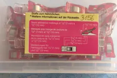 Diese Wonder Clips bieten viele Firmen an &ndash; im gut sortierten Fachhandel werden sogar unterschiedliche L&auml;ngen/ Gr&ouml;&szlig;en angeboten, so dass man je nach Stoffqualit&auml;t ausw&auml;hlen kann: je l&auml;nger ein Clip, desto kr&auml;ftiger sein Halt.