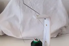 Zu diesem Garnrollenhalter geh&ouml;ren zwei Aufs&auml;tze: Auf den ca. 5 cm hohen wird eine Kone aufgesetzt, die dann nicht mehr hin- und her ruckeln kann. Der Faden wird also makellos, weil stetig und gleichm&auml;&szlig;ig abgewickelt.  