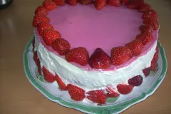 Erdbeer-Herztorte mit Sahne-Frischk&auml;se-Creme und Vanille Glaze