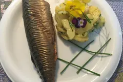 Ger&auml;ucherte Makrele mit Kartoffelsalat in Honig-Vinaigrette