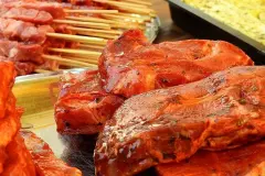 Schweinefleisch mit Zitrone marinieren