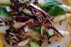 Gef&uuml;lltes Omelette mit Spargel, Rotkraut und ger&auml;uchertem Putenbrustschinken