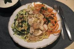 Bunter Spaghetti-Teller mit sahniger Kr&auml;uter-Senf-Sauce