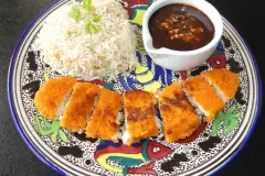 Bratfisch mit Reis an einer unwiderstehlichen, scharfen Knoblauchso&szlig;e